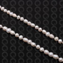 Eyeglasses chain made of knotted pearls