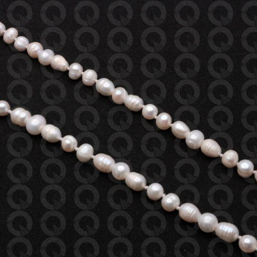 Eyeglasses chain made of knotted pearls