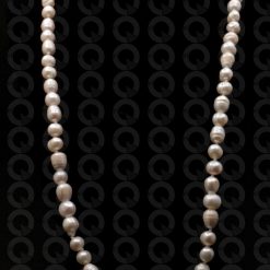 Eyeglasses chain made of knotted pearls