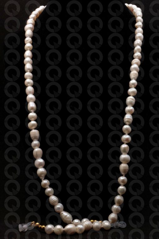 Eyeglasses chain made of knotted pearls